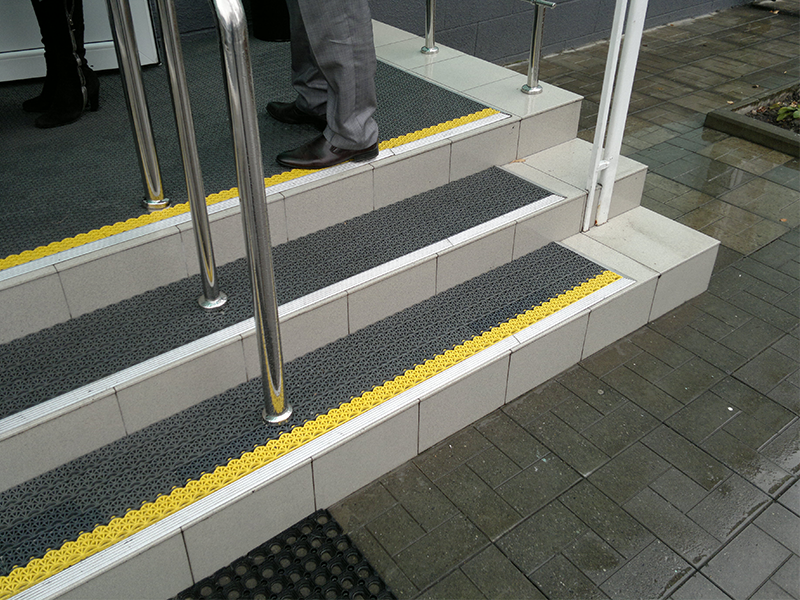 Тактильная плитка для МГН. Тактильная плитка на лестнице. Противоскользящее покрытие ступеней стремянка. Тактильная полоса для инвалидов.