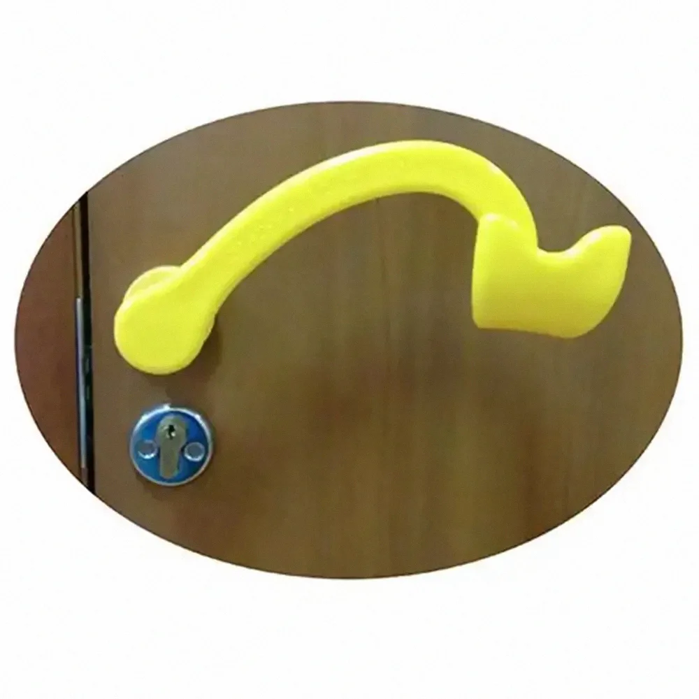 Ручка дверная специальная для инвалидов, жёлтая, оснащена надписью выполненной текстом Брайля: «Нажмите для открытия»